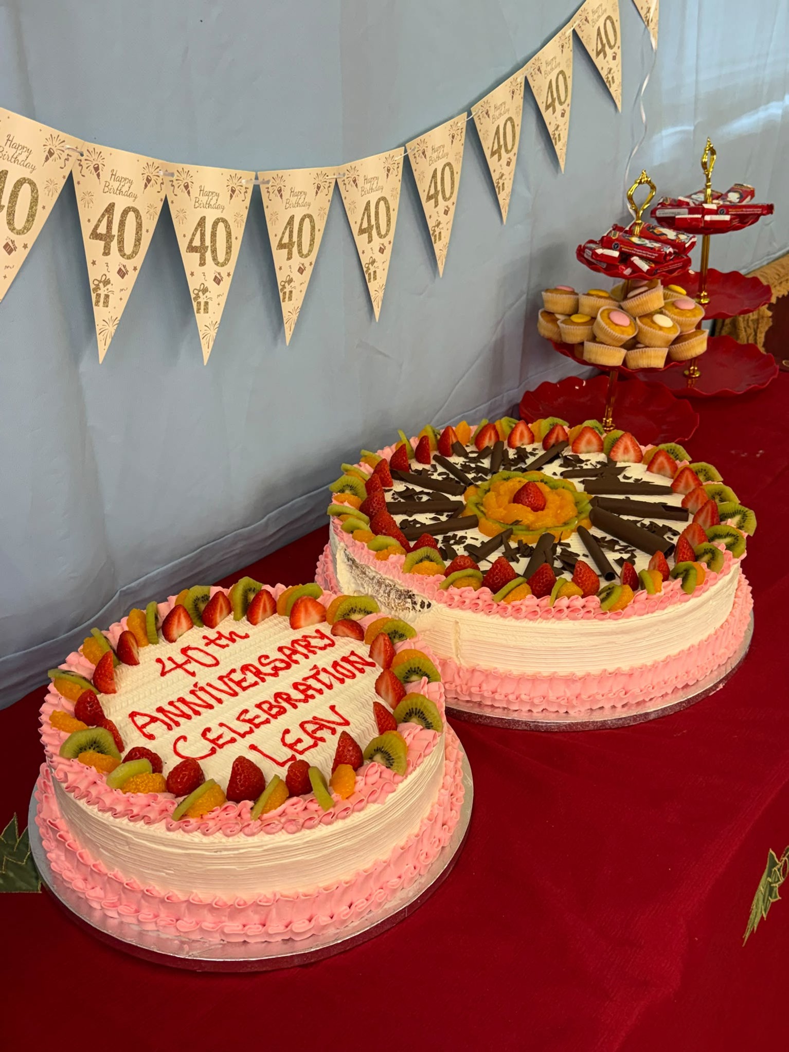 Pink and cream coloured cakes. One says 40th anniversary celebration LEAV